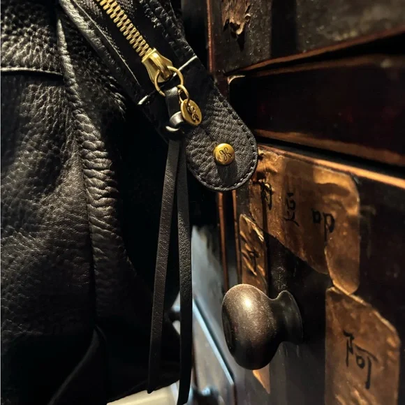 HOBO Classic Black Leather Bag - Picture 8 of 14